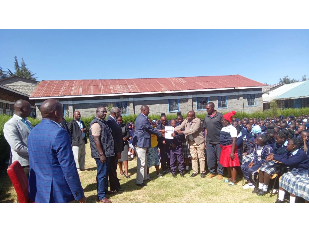 Governor Badilisha presents the bursary checque